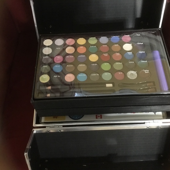 One Direction Tour Make-Up Case with Supplies and Tour City Stickers - Picture 2 of 16